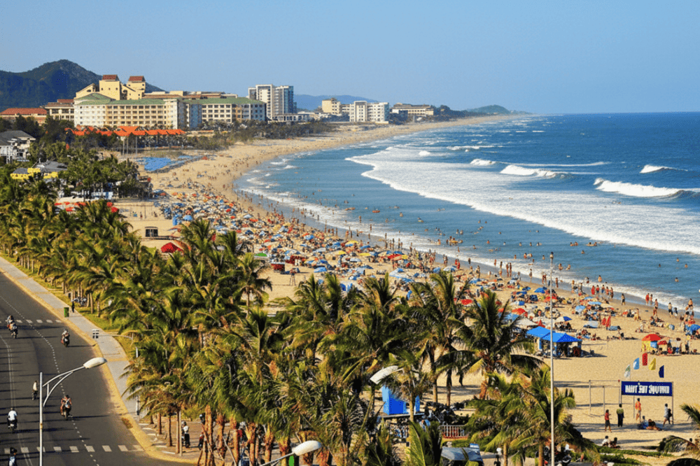 Những bãi biển ở khu vực bán đảo Sơn Trà thường giữ được vẻ hoang sơ, chịu ít sự can thiệp của con người.